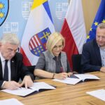 15.07.2020. Kielce. Podpisanie umów dotyczących informatyzacji placówek medycznych. Na zdjęciu (od lewej): Andrzej Bętkowski - marszałek województwa świętokrzyskiego, Renata Janik - wicemarszałek województwa świętokrzyskiego, Rafał Szpak - dyrektor Świętokrzyskiego Centrum Matki i Noworodka / Wiktor Taszłow / Radio Kielce