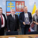 15.07.2020. Kielce. Podpisanie umów dotyczących informatyzacji placówek medycznych. Na zdjęciu (od lewej): Mariusz Bodo - sekretarz województwa, Andrzej Bętkowski - marszałek województwa świętokrzyskiego, Rafał Szpak - dyrektor Świętokrzyskiego Centrum Matki i Noworodka, Renata Janik - wicemarszałek województwa świętokrzyskiego / Wiktor Taszłow / Radio Kielce