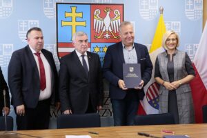 15.07.2020. Kielce. Podpisanie umów dotyczących informatyzacji placówek medycznych. Na zdjęciu (od lewej): Mariusz Bodo - sekretarz województwa, Andrzej Bętkowski - marszałek województwa świętokrzyskiego, Rafał Szpak - dyrektor Świętokrzyskiego Centrum Matki i Noworodka, Renata Janik - wicemarszałek województwa świętokrzyskiego / Wiktor Taszłow / Radio Kielce