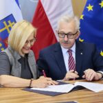 15.07.2020. Kielce. Podpisanie umów dotyczących informatyzacji placówek medycznych. Na zdjęciu (od lewej): Renata Janik - wicemarszałek województwa świętokrzyskiego, prof. Stanisław Góźdź - dyrektor Świętokrzyskiego Centrum Onkologii / Wiktor Taszłow / Radio Kielce