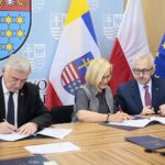 15.07.2020. Kielce. Podpisanie umów dotyczących informatyzacji placówek medycznych. Na zdjęciu (od lewej): Andrzej Bętkowski - marszałek województwa świętokrzyskiego, Renata Janik - wicemarszałek województwa świętokrzyskiego, prof. Stanisław Góźdź - dyrektor Świętokrzyskiego Centrum Onkologii / Wiktor Taszłow / Radio Kielce