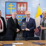 15.07.2020. Kielce. Podpisanie umów dotyczących informatyzacji placówek medycznych. Na zdjęciu (od lewej): Mariusz Bodo - sekretarz województwa, Andrzej Bętkowski - marszałek województwa świętokrzyskiego,  prof. Stanisław Góźdź - dyrektor Świętokrzyskiego Centrum Onkologii, Renata Janik - wicemarszałek województwa świętokrzyskiego / Wiktor Taszłow / Radio Kielce