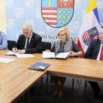 15.07.2020. Kielce. Podpisanie umów dotyczących informatyzacji placówek medycznych. Na zdjęciu (od lewej): mgr inż. Jerzy Grodzki - zastępca dyrektora Szpitala Specjalistycznego św. Łukasza w Końskich, Andrzej Bętkowski - marszałek województwa świętokrzyskiego, Renata Janik - wicemarszałek województwa świętokrzyskiego, Mariusz Bodo - sekretarz województwa / Wiktor Taszłow / Radio Kielce