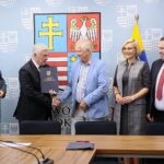 15.07.2020. Kielce. Podpisanie umów dotyczących informatyzacji placówek medycznych. Na zdjęciu (od lewej): Grzegorz Piec - starosta konecki, Andrzej Bętkowski - marszałek województwa świętokrzyskiego, mgr inż. Jerzy Grodzki - zastępca dyrektora Szpitala Specjalistycznego św. Łukasza w Końskich, Renata Janik - wicemarszałek województwa świętokrzyskiego, Mariusz Bodo - sekretarz województwa / Wiktor Taszłow / Radio Kielce
