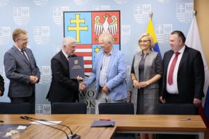 15.07.2020. Kielce. Podpisanie umów dotyczących informatyzacji placówek medycznych. Na zdjęciu (od lewej): Grzegorz Piec - starosta konecki, Andrzej Bętkowski - marszałek województwa świętokrzyskiego, mgr inż. Jerzy Grodzki - zastępca dyrektora Szpitala Specjalistycznego św. Łukasza w Końskich, Renata Janik - wicemarszałek województwa świętokrzyskiego, Mariusz Bodo - sekretarz województwa / Wiktor Taszłow / Radio Kielce