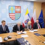 15.07.2020. Kielce. Podpisanie umów dotyczących informatyzacji placówek medycznych. Na zdjęciu (od lewej): Rafał Krupa - dyrektor ZOZ we Włoszczowie, Andrzej Bętkowski - marszałek województwa świętokrzyskiego, Renata Janik - wicemarszałek województwa świętokrzyskiego, Mariusz Bodo - sekretarz województwa / Wiktor Taszłow / Radio Kielce