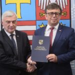 15.07.2020. Kielce. Podpisanie umów dotyczących informatyzacji placówek medycznych. Na zdjęciu (od lewej): Andrzej Bętkowski - marszałek województwa świętokrzyskiego, Dariusz Czechowski - starosta włoszczowski / Wiktor Taszłow / Radio Kielce