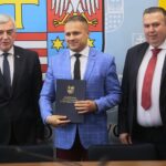 15.07.2020. Kielce. Podpisanie umów dotyczących informatyzacji placówek medycznych. Na zdjęciu (od lewej): Andrzej Bętkowski - marszałek województwa świętokrzyskiego, Artur Berus - starosta powiatu skarżyskiego, Mariusz Bodo - sekretarz województwa / Wiktor Taszłow / Radio Kielce