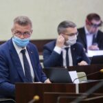 16.07.2020. Kielce. Absolutoryjna sesja Rady Miasta Kielce. Na zdjęciu (od lewej): Bogdan Wenta - prezydent Kielc i Marcin Różycki - zastępca prezydenta Kielc / Wiktor Taszłow / Radio Kielce