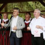18.07.2020. Tokarnia. Piknik zwycięstwa. Na zdjęciu (od lewej): Krzysztof Słoń - senator PiS, Krzysztof Lipiec - lider świętokrzyskich struktur PiS / Wiktor Taszłow / Radio Kielce