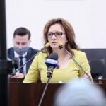 16.07.2020. Kielce. Absolutoryjna sesja Rady Miasta Kielce. Na zdjęciu (od lewej): Kamil Suchański - przewodniczący Rady Miasta Kielce i Agata Wojtyszek - poseł PiS / Wiktor Taszłow / Radio Kielce