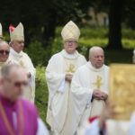 18.07.2020. Kielce. Święcenia biskupie ks. Henryka Jagodzińskiego w Bazylice Katedralnej w Kielcach. Na zdjęciu (w środku): biskup Andrzej Kaleta / Wiktor Taszłow / Radio Kielce