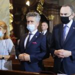 18.07.2020. Kielce. Święcenia biskupie ks. Henryka Jagodzińskiego w Bazylice Katedralnej w Kielcach. Na zdjęciu (w środku): Krzysztof Słoń - senator / Wiktor Taszłow / Radio Kielce