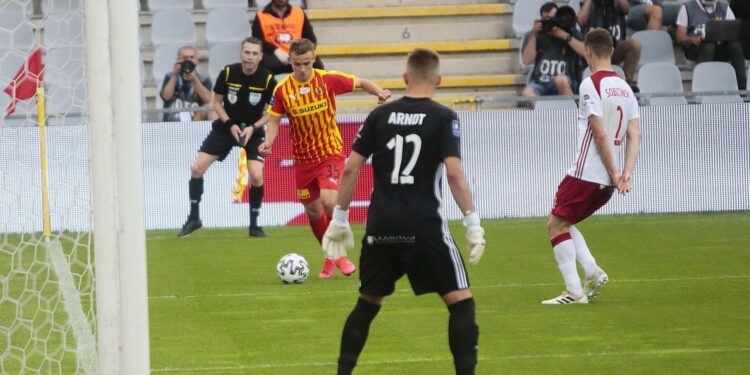 18.07.2020. Kielce. 37. kolejka PKO Ekstraklasy: Korona Kielce - ŁKS Łódź. Na zdjęciu (przy piłce): Daniel Szelągowski / Wiktor Taszłow / Radio Kielce