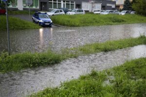 19.07.2020. Kielce. Zalane skrzyżowane Jagiellońskiej i Hożej / Wiktor Taszłow / Radio Kielce