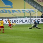 18.07.2020. Kielce. 37. kolejka PKO Ekstraklasy: Korona Kielce - ŁKS Łódź. Na zdjęciu (od lewej): Jacek Kiełb i Daniel Szelągowski / Wiktor Taszłow / Radio Kielce