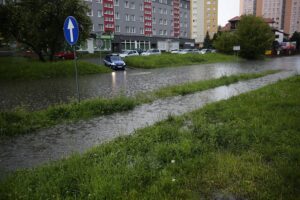 19.07.2020. Kielce. Zalane skrzyżowane Jagiellońskiej i Hożej / Wiktor Taszłow / Radio Kielce