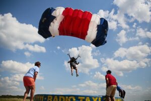 04.07.2020. Masłów. Mistrzostwa Polski Związku Polskich Spadochroniarzy na celność lądowania oraz I Memoriał Spadochronowy im. gen. Tadeusza Buka / Wiktor Taszłow / Radio Kielce