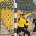 23.07.2020. Kielce. Trening PGE Kielce. Na zdjęciu (od lewej): Mateusz Kornecki i Sighvaldi Björn Gudjonsson / Wiktor Taszłow / Radio Kielce