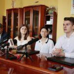 20.07.2020. Kielce. Spotkanie prezydium młodzieżowego sejmiku województwa świętokrzyskiego. Na zdjęciu ( od lewej): Andrzej Pruś - przewodniczący sejmiku województwa świętokrzyskiego, Zofia Mogielska - przewodnicząca młodzieżowego sejmiku województwa świętokrzyskiego, Aleksandra Mróz - sekretarz młodzieżowego sejmiku województwa świętokrzyskiego, Piotr Michalski - wiceprzewodniczący młodzieżowego sejmiku województwa świętokrzyskiego / Wiktor Taszłow / Radio Kielce