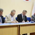 22.07.2020. Kielce. Podpisanie umów na dofinansowanie DPS-ów. Na zdjęciu (o lewej): Stanisław Klimczak - wicestarosta buski, Jerzy Kolarz - starosta buski, Zbigniew Koniusz - wojewoda świętokrzyski, Krzysztof Słoń - senator / Wiktor Taszłow / Radio Kielce