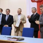 22.07.2020. Kielce. Podpisanie umów na dofinansowanie DPS-ów. Na zdjęciu (o lewej): Artur Polniak - skarbnik powiatu buskiego, Stanisław Klimczak - wicestarosta buski, Jerzy Kolarz - starosta buski, Zbigniew Koniusz - wojewoda świętokrzyski, Krzysztof Słoń - senator / Wiktor Taszłow / Radio Kielce