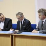 22.07.2020. Kielce. Podpisanie umów na dofinansowanie DPS-ów. Na zdjęciu (o lewej): Piotr Mucha - dyrektor Domu Pomocy Społecznej w Bejscach, Zbigniew Koniusz - wojewoda świętokrzyski, Krzysztof Słoń - senator / Wiktor Taszłow / Radio Kielce