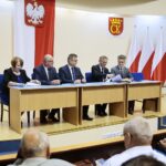 22.07.2020. Kielce. Podpisanie umów na dofinansowanie DPS-ów. Na zdjęciu (o lewej): Maria Klusek - skarbnik powiatu kieleckiego, Stefan Bąk - członek zarządu powiatu kieleckiego, Tomasz Pleban - zastępca starosty kieleckiego, Zbigniew Koniusz - wojewoda świętokrzyski, Krzysztof Słoń - senator / Wiktor Taszłow / Radio Kielce