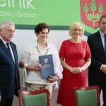 22.07.2020. Chmielnik. Podpisanie umów o wsparcie inwestycyjne dla małych i mikro przedsiębiorstw. Na zdjęciu (od lewej): Andrzej Bętkowski - marszałek województwa świętokrzyskiego, Mirosława Stępień - Firma Usługowo - Handlowa Mirosława Stępień, Renata Janik - wicemarszałek województwa świętokrzyskiego, Paweł Wójcik - burmistrz Chmielnika / Wiktor Taszłow / Radio Kielce