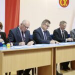 22.07.2020. Kielce. Podpisanie umów na dofinansowanie DPS-ów. Na zdjęciu (o lewej): Maria Klusek - skarbnik powiatu kieleckiego, Stefan Bąk - członek zarządu powiatu kieleckiego, Tomasz Pleban - zastępca starosty kieleckiego, Zbigniew Koniusz - wojewoda świętokrzyski, Krzysztof Słoń - senator / Wiktor Taszłow / Radio Kielce