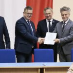 22.07.2020. Kielce. Podpisanie umów na dofinansowanie DPS-ów. Na zdjęciu (o lewej): Stefan Bąk - członek zarządu powiatu kieleckiego, Tomasz Pleban - zastępca starosty kieleckiego, Zbigniew Koniusz - wojewoda świętokrzyski, Krzysztof Słoń - senator / Wiktor Taszłow / Radio Kielce