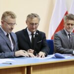 22.07.2020. Kielce. Podpisanie umów na dofinansowanie DPS-ów. Na zdjęciu (o lewej): Grzegorz Piec - starosta konecki, Zbigniew Koniusz - wojewoda świętokrzyski, Krzysztof Słoń - senator / Wiktor Taszłow / Radio Kielce