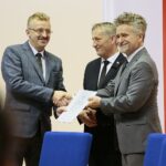22.07.2020. Kielce. Podpisanie umów na dofinansowanie DPS-ów. Na zdjęciu (o lewej): Grzegorz Piec - starosta konecki, Zbigniew Koniusz - wojewoda świętokrzyski, Krzysztof Słoń - senator / Wiktor Taszłow / Radio Kielce