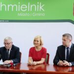 22.07.2020. Chmielnik. Podpisanie umów o wsparcie inwestycyjne dla małych i mikro przedsiębiorstw. Na zdjęciu (od lewej): Andrzej Bętkowski - marszałek województwa świętokrzyskiego, Renata Janik - wicemarszałek województwa świętokrzyskiego, Paweł Wójcik - burmistrz Chmielnika / Wiktor Taszłow / Radio Kielce