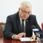 22.07.2020. Chmielnik. Podpisanie umów o wsparcie inwestycyjne dla małych i mikro przedsiębiorstw. Na zdjęciu: Andrzej Bętkowski - marszałek województwa świętokrzyskiego / Wiktor Taszłow / Radio Kielce