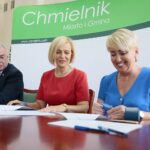 22.07.2020. Chmielnik. Podpisanie umów o wsparcie inwestycyjne dla małych i mikro przedsiębiorstw. Na zdjęciu (od lewej): Andrzej Bętkowski - marszałek województwa świętokrzyskiego, Renata Janik - wicemarszałek województwa świętokrzyskiego, Anna Burzyńska – Darvit spółka z o.o, / Wiktor Taszłow / Radio Kielce