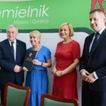 22.07.2020. Chmielnik. Podpisanie umów o wsparcie inwestycyjne dla małych i mikro przedsiębiorstw. Na zdjęciu (od lewej): Andrzej Bętkowski - marszałek województwa świętokrzyskiego, Anna Burzyńska – Darvit spółka z o.o, Renata Janik - wicemarszałek województwa świętokrzyskiego, Paweł Wójcik - burmistrz Chmielnika / Wiktor Taszłow / Radio Kielce