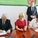 22.07.2020. Chmielnik. Podpisanie umów o wsparcie inwestycyjne dla małych i mikro przedsiębiorstw. Na zdjęciu (od lewej): Andrzej Bętkowski - marszałek województwa świętokrzyskiego, Renata Janik - wicemarszałek województwa świętokrzyskiego, Paweł Wójcik - burmistrz Chmielnika, Mirosława Stępień - Firma Usługowo - Handlowa Mirosława Stępień / Wiktor Taszłow / Radio Kielce