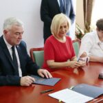 22.07.2020. Chmielnik. Podpisanie umów o wsparcie inwestycyjne dla małych i mikro przedsiębiorstw. Na zdjęciu (od lewej): Andrzej Bętkowski - marszałek województwa świętokrzyskiego, Renata Janik - wicemarszałek województwa świętokrzyskiego, Mirosława Stępień - Firma Usługowo - Handlowa Mirosława Stępień / Wiktor Taszłow / Radio Kielce