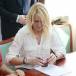 22.07.2020. Chmielnik. Podpisanie umów o wsparcie inwestycyjne dla małych i mikro przedsiębiorstw. Na zdjęciu (od lewej): Renata Janik - wicemarszałek województwa świętokrzyskiego, Monika Szyszka - Cyfrowe Studio Fotograficzne / Wiktor Taszłow / Radio Kielce