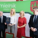 22.07.2020. Chmielnik. Podpisanie umów o wsparcie inwestycyjne dla małych i mikro przedsiębiorstw. Na zdjęciu (od lewej): Andrzej Bętkowski - marszałek województwa świętokrzyskiego, Monika Szyszka - Cyfrowe Studio Fotograficzne, Renata Janik - wicemarszałek województwa świętokrzyskiego, Paweł Wójcik - burmistrz Chmielnika / Wiktor Taszłow / Radio Kielce