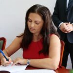 22.07.2020. Chmielnik. Podpisanie umów o wsparcie inwestycyjne dla małych i mikro przedsiębiorstw. Na zdjęciu: Renata Stachowicz–Sokół - firma Fenix BHP i PPOŻ / Wiktor Taszłow / Radio Kielce