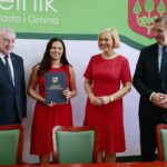 22.07.2020. Chmielnik. Podpisanie umów o wsparcie inwestycyjne dla małych i mikro przedsiębiorstw. Na zdjęciu (od lewej): Andrzej Bętkowski - marszałek województwa świętokrzyskiego, Renata Stachowicz–Sokół - firma Fenix BHP i PPOŻ , Renata Janik - wicemarszałek województwa świętokrzyskiego, Paweł Wójcik - burmistrz Chmielnika / Wiktor Taszłow / Radio Kielce