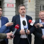 23.07.2020. Kielce. Konferencja radnych PiS w sprawie przyszłości Korony Kielce. Na zdjęciu (od lewej): Marcin Stępniewski - radny, Jarosław Karyś - wiceprzewodniczący Rady Miasta Kielce, Wiesław Koza - radny / Wiktor Taszłow / Radio Kielce