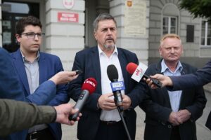 23.07.2020. Kielce. Konferencja radnych PiS w sprawie przyszłości Korony Kielce. Na zdjęciu (od lewej): Marcin Stępniewski - radny, Jarosław Karyś - wiceprzewodniczący Rady Miasta Kielce, Wiesław Koza - radny / Wiktor Taszłow / Radio Kielce