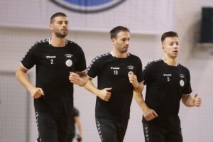 23.07.2020. Kielce. Trening PGE Kielce. Na zdjęciu (od lewej): Branko Vujović, Igor Karacić i Michał Olejniczak / Wiktor Taszłow / Radio Kielce