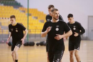 23.07.2020. Kielce. Trening PGE Kielce. Na zdjęciu (od lewej): Cezary Surgiel, Władysław Kulesz, Artiom Karaliok i Szymon Sićko / Wiktor Taszłow / Radio Kielce