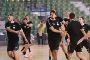 23.07.2020. Kielce. Trening PGE Kielce. Na zdjęciu (od lewej): Artiom Karaliok i Daniel Dujszebajew / Wiktor Taszłow / Radio Kielce