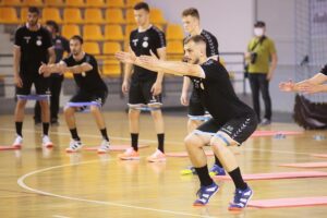 23.07.2020. Kielce. Trening PGE Kielce. Na zdjęciu (z prawej): Artiom Karaliok / Wiktor Taszłow / Radio Kielce