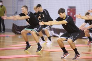 23.07.2020. Kielce. Trening PGE Kielce. Na zdjęciu (od lewej): Władysław Kulesz i Daniel Dujszebajew / Wiktor Taszłow / Radio Kielce